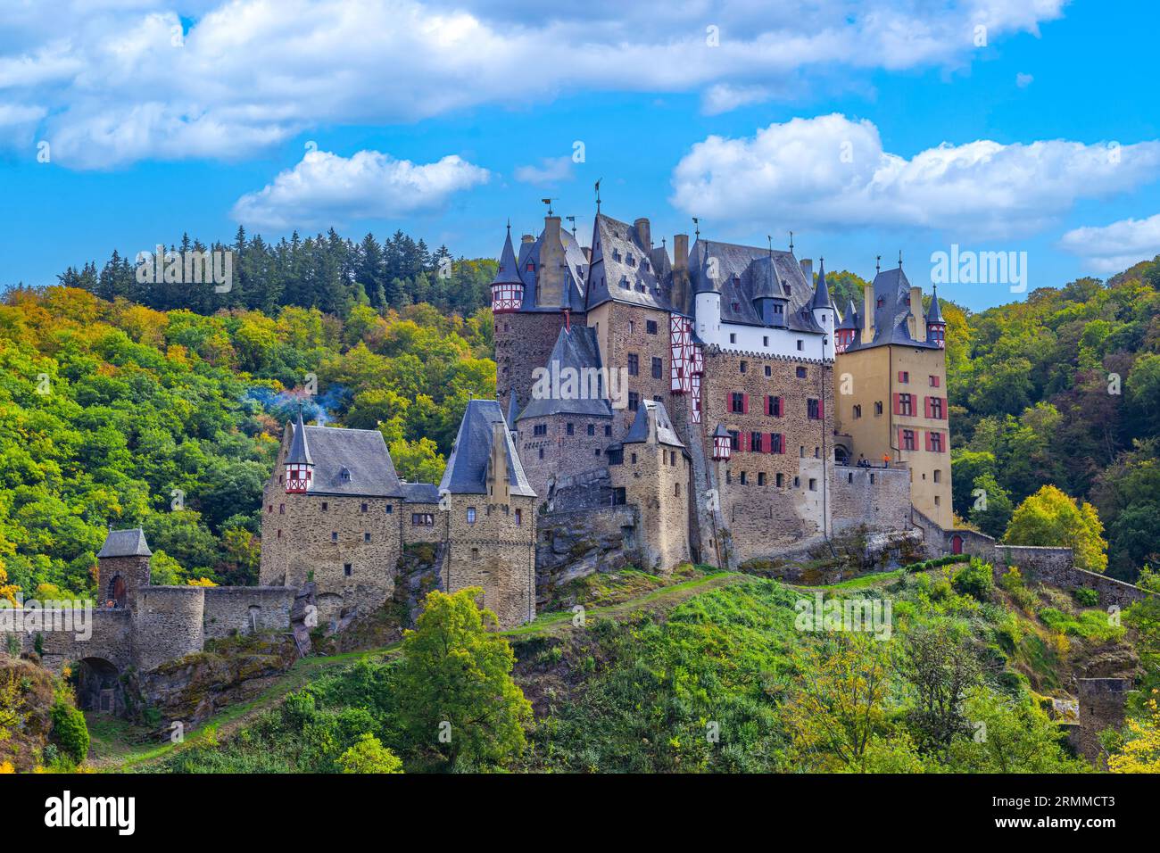 Die Burg Eltz ist eine der wenigen Burgen in Europa, die noch vollständig erhalten ist. Es ist auch eines der beliebtesten Reiseziele in Deutschland. Stockfoto