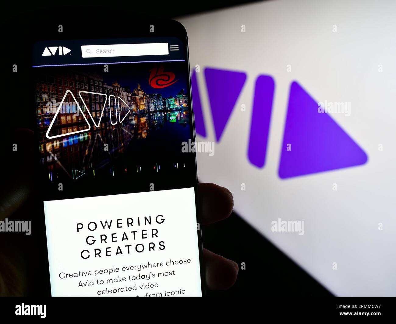 Person, die ein Smartphone mit einer Webseite des US-amerikanischen Softwareunternehmens Avid Technology Inc. Auf dem Bildschirm vor dem Logo hält. Konzentrieren Sie sich auf die Mitte der Telefonanzeige. Stockfoto