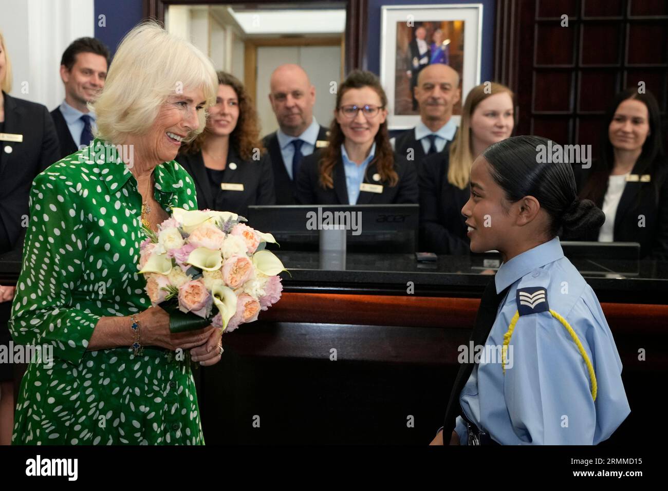 Königin Camilla erhält Blumen von Cadet Sergeant Nahien Islam im Royal Air Force Club in Piccadilly, im Zentrum Londons, wo sie ein Porträt der Special Operations Executive (SOE)-Mitarbeiterin Noor-un-Nisa Inayat Khan GC enthüllte und offiziell die Benennung eines Raumes zu ihren Ehren ankündigte. Bilddatum: Dienstag, 29. August 2023. Stockfoto