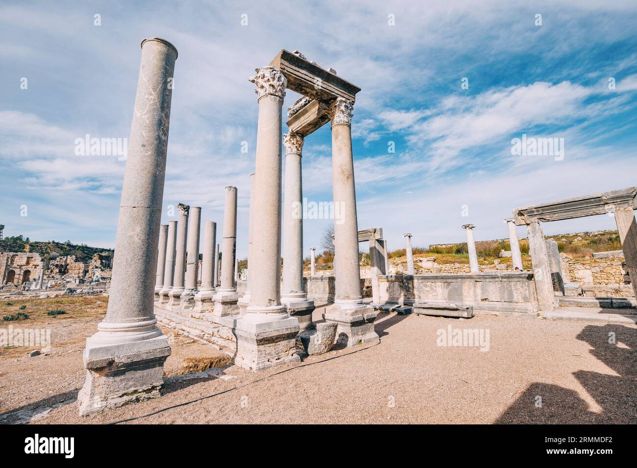 Erkunden Sie das antike Erbe von Perge in Antalya, Türkei. Die majestätischen Ruinen und römischen Säulen des griechischen Tempels erzählen von einer reichen Geschichte. Stockfoto