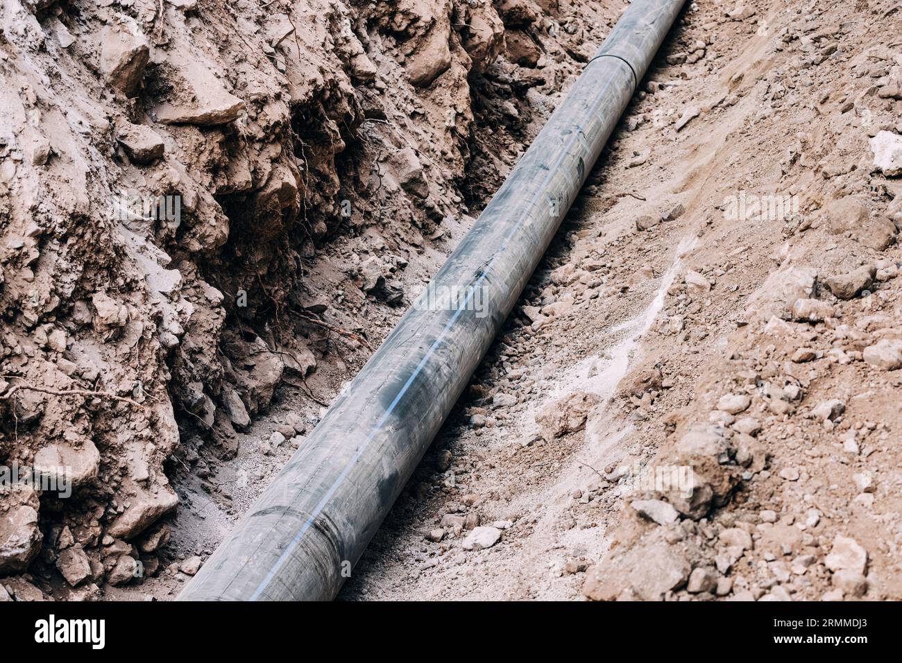 Industrieller Fortschritt, bei dem Rohre und Rohre auf einer Baustelle unterirdisch verlegt werden, um die komplizierten Arbeiten des Ingenieurwesens zu veranschaulichen. Stockfoto
