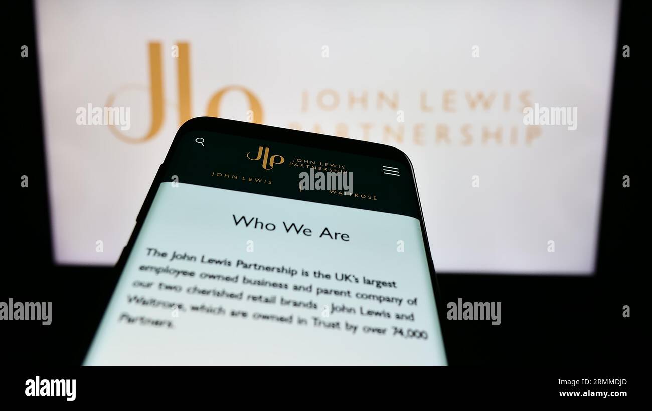 Mobiltelefon mit Website des Einzelhandelsunternehmens John Lewis Partnership plc auf dem Bildschirm vor dem Firmenlogo. Konzentrieren Sie sich auf die obere linke Ecke des Telefondisplays. Stockfoto