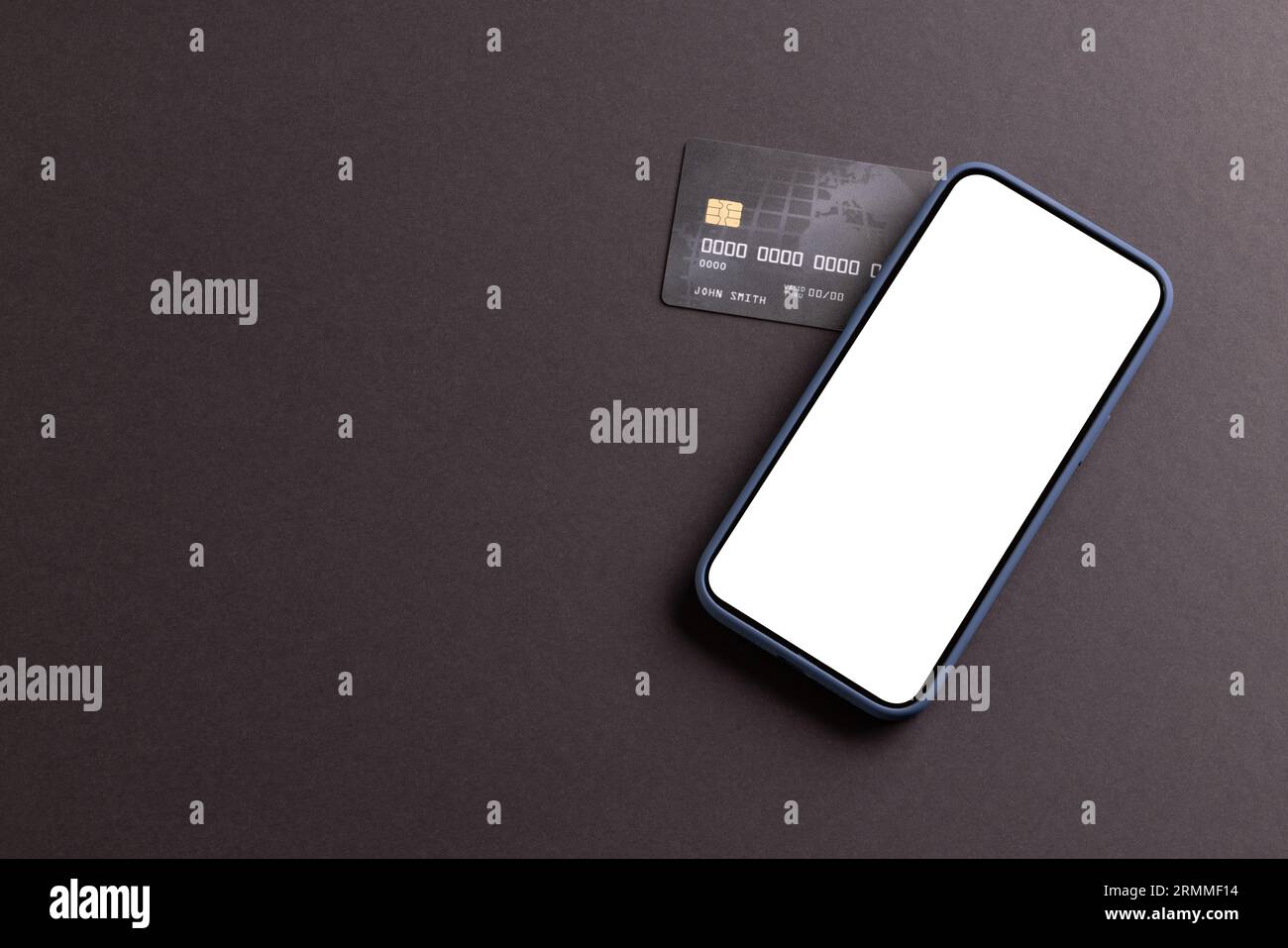 Smartphone mit leerem Bildschirm und Kreditkarte auf schwarzem Hintergrund Stockfoto
