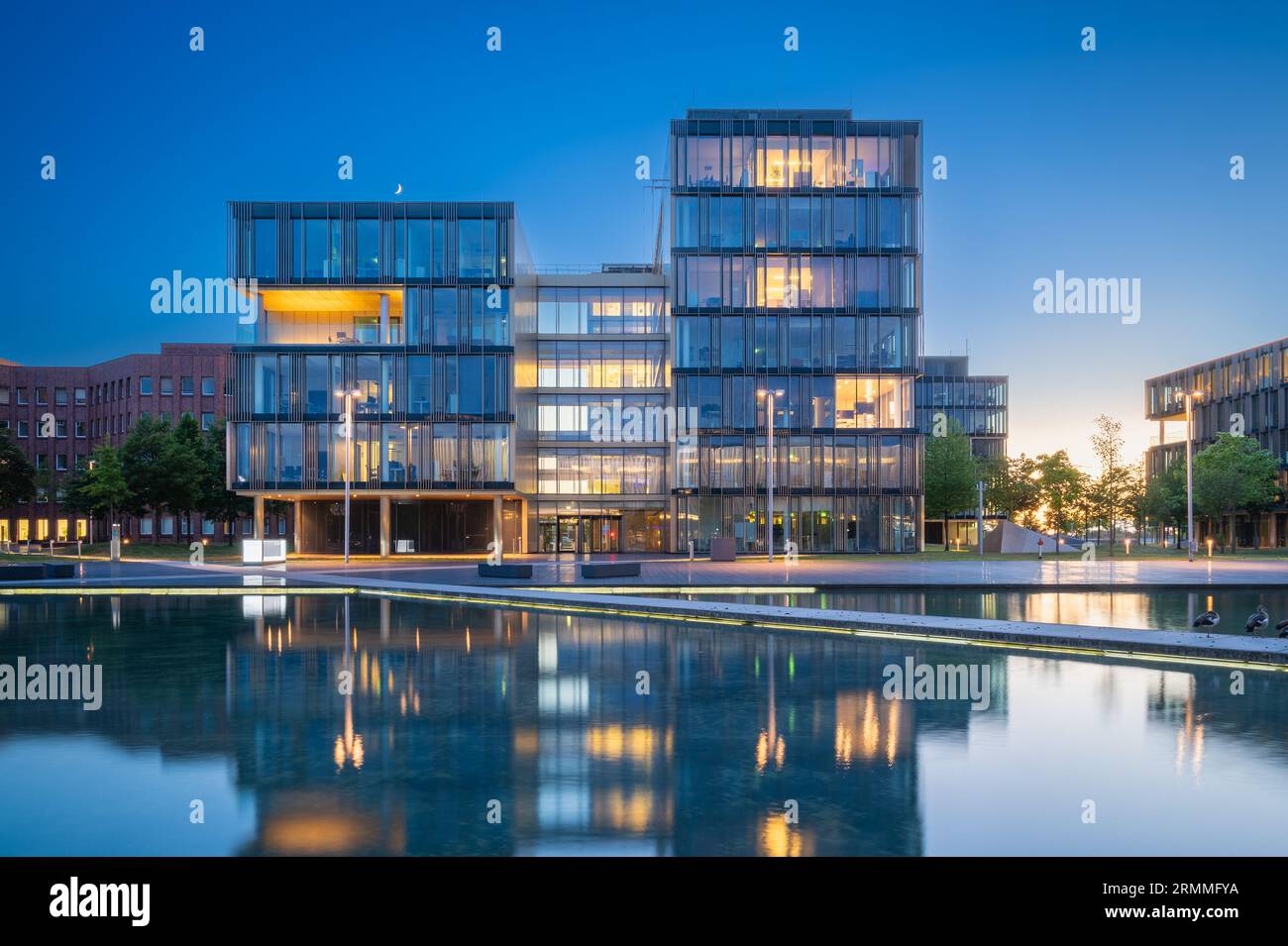 Essen, Deutschland - 03. Juli 2022: Früher Abend in den Büros des Hauptsitzes der ThyssenKrupp AG in Essen Stockfoto