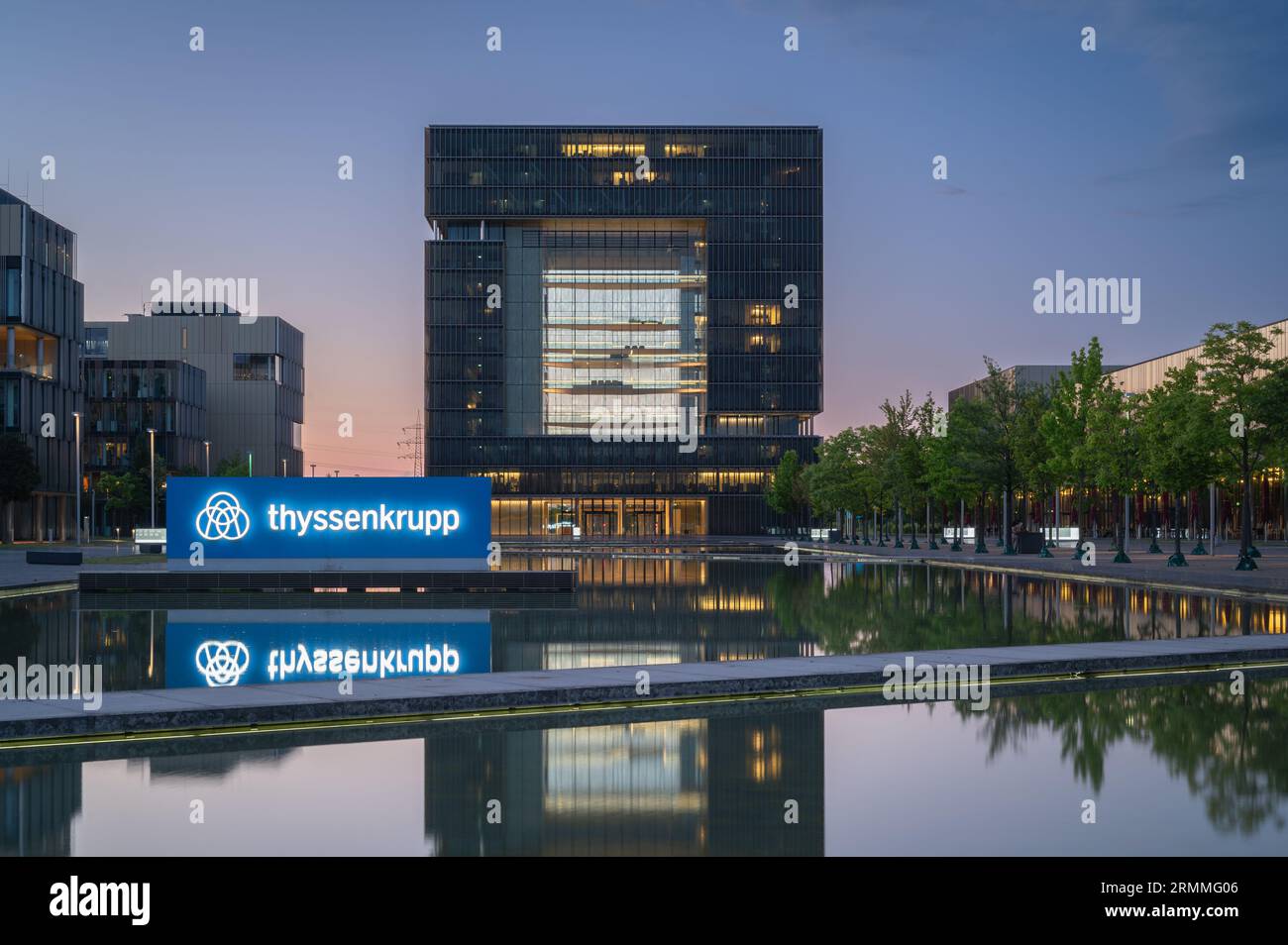 Essen, Deutschland - 03. Juli 2022: Früher Abend in den Büros des Hauptsitzes der ThyssenKrupp AG in Essen Stockfoto