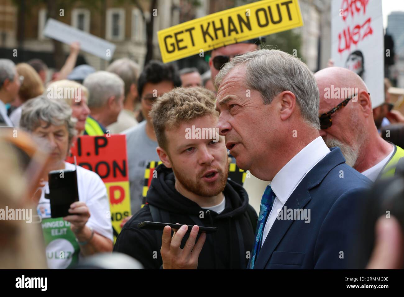 London, Großbritannien. 29. August 2023. Der ehemalige UKIP-Führer Nigel Farage bei einem "Stop ULEZ"-Protest vor der Downing Street. Das umstrittene ULEZ-System des Londoner Bürgermeisters Sadiq Khan wird von heute an auf den Großraum London ausgeweitet und verlangt von Menschen mit nicht konformen Fahrzeugen, dass sie bei Fahrten durch die Hauptstadt 12,50 £ pro Tag zahlen. Quelle: Waldemar Sikora / Alamy Live News Stockfoto