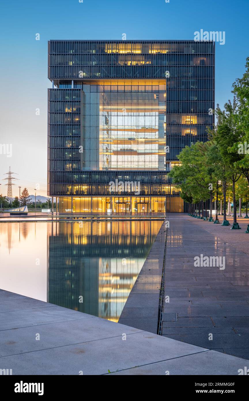 Essen, Deutschland - 03. Juli 2022: Früher Abend in den Büros des Hauptsitzes der ThyssenKrupp AG in Essen Stockfoto