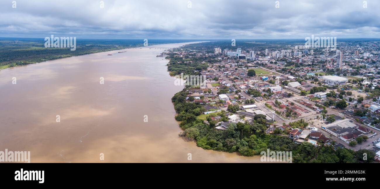 Blick aus der Vogelperspektive auf die Skyline des Stadtzentrums von Porto Velho, die Straßen, Plätze und den Fluss Madeira. Amazonas-Regenwald im Hintergrund an bewölkten Sommertagen. Stockfoto