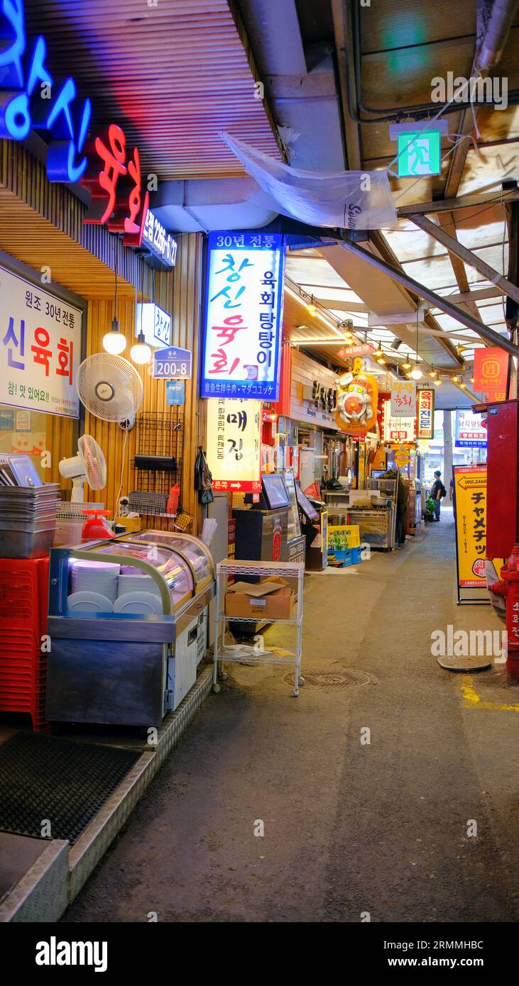 Restaurants im Gwangjang Market in Seoul, Südkorea Stockfoto