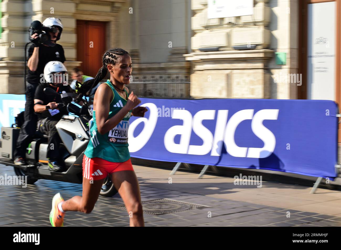 Läuferin beim Marathon-Lauf der Leichtathletik-Weltmeisterschaften auf der Stadtstraße in Budapest am 26. August. Sport, Wettbewerb, aktiver Lebensstil Stockfoto