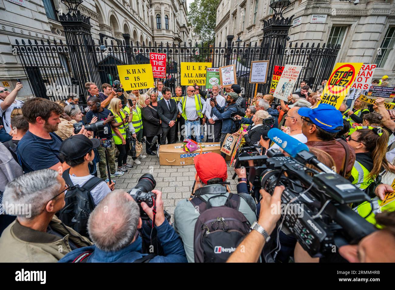 London, Großbritannien. 29. August 2023. Ein Sarg, der den Tod der Demokratie darstellt, wird in die Downing Street gebracht - Ein Stopp der ULEZ (Ultra Low Emission Zone) an dem Tag, an dem die erweiterte Zone in London eintrifft. Es ist auch Anti-Sadiq Khan (Bürgermeister von London) Protest in Whitehall Credit: Guy Bell/Alamy Live News Stockfoto