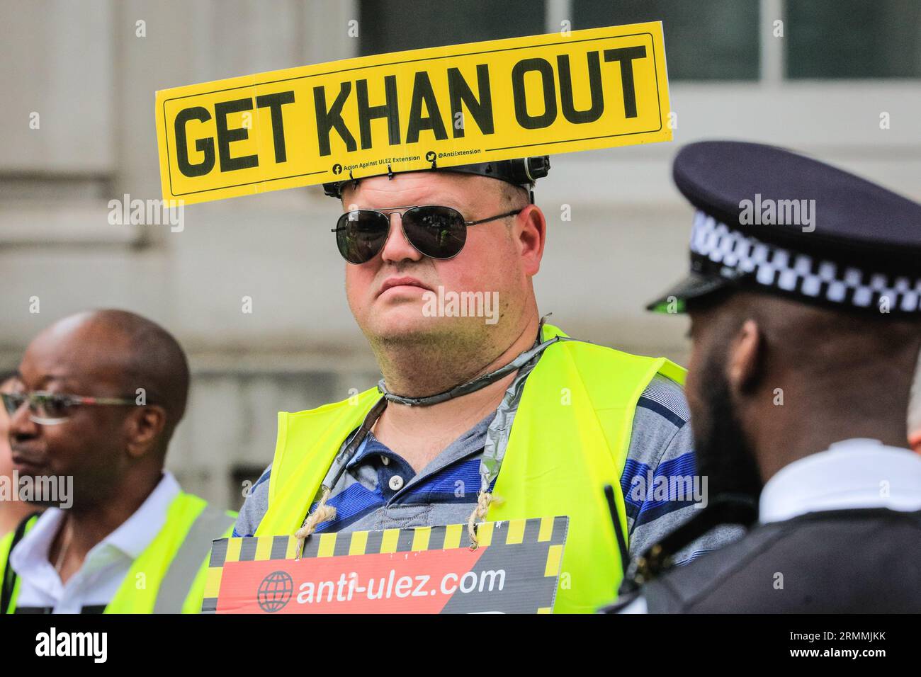 Westminster, London, Großbritannien. 29. August 2023. Demonstranten gegen ULEZ, die Ultra Low Emission Zone, treffen sich an dem Tag, an dem die erweiterte ULEZ-Zone in Kraft getreten ist, gegenüber der Downing Street in Whitehall. Viele erheben ihre Stimme nicht nur gegen die Anklage, sondern auch gegen den Londoner Bürgermeister Sadiq Khan. Quelle: Imageplotter/Alamy Live News Stockfoto