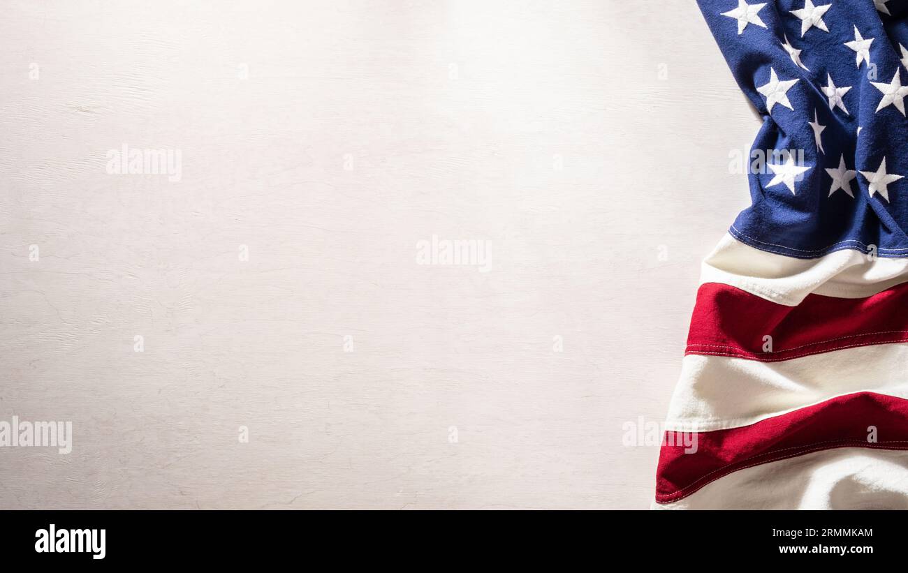 USA-Flagge auf hell lackierter Holzstruktur. Hintergrundbild des Raums mit US-Flagge kopieren Stockfoto