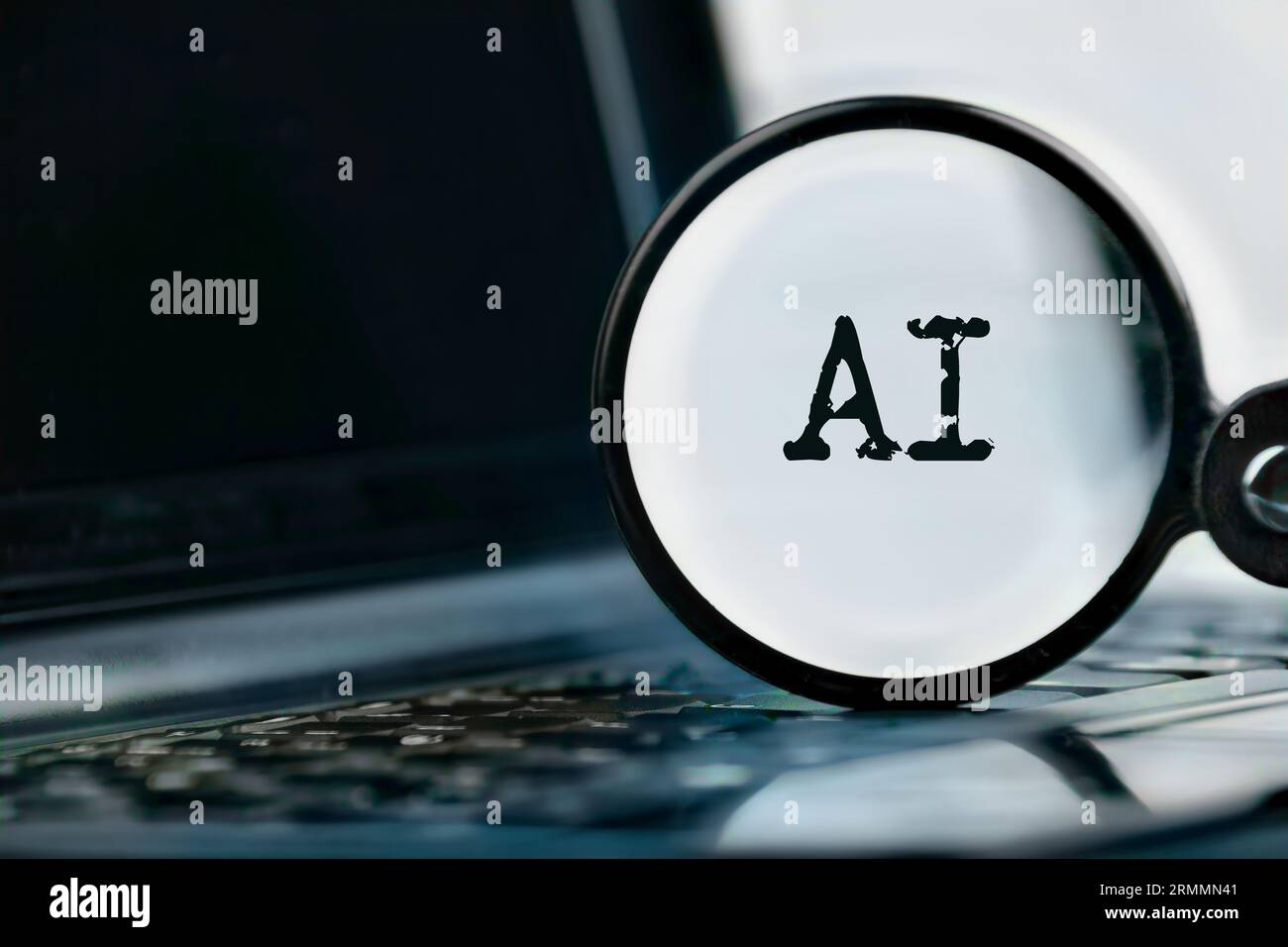 KI-Technologie mit Laptop, Text und Lupe demonstriert. Eingabeaufforderung und Kennzahl. Chatten Sie mit künstlicher Intelligenz. Stockfoto