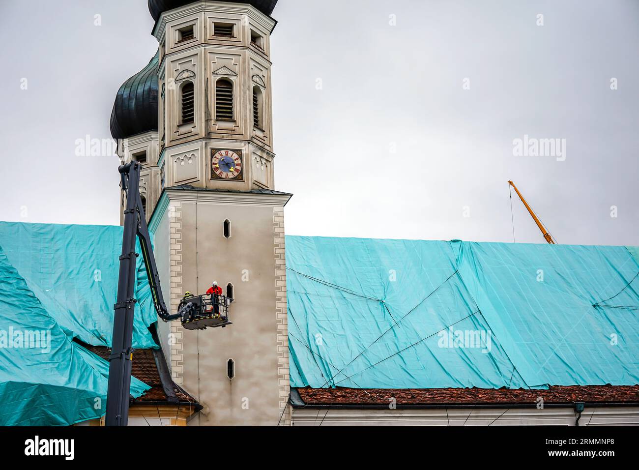 Benediktbeuern, Deutschland. 29. August 2023. Helfer arbeiten auf dem Dach der Basilika im oberbayerischen Benediktbeuernerkloster, das durch den Hagelsturm verwüstet wurde. Quelle: Uwe Lein/dpa/Alamy Live News Stockfoto