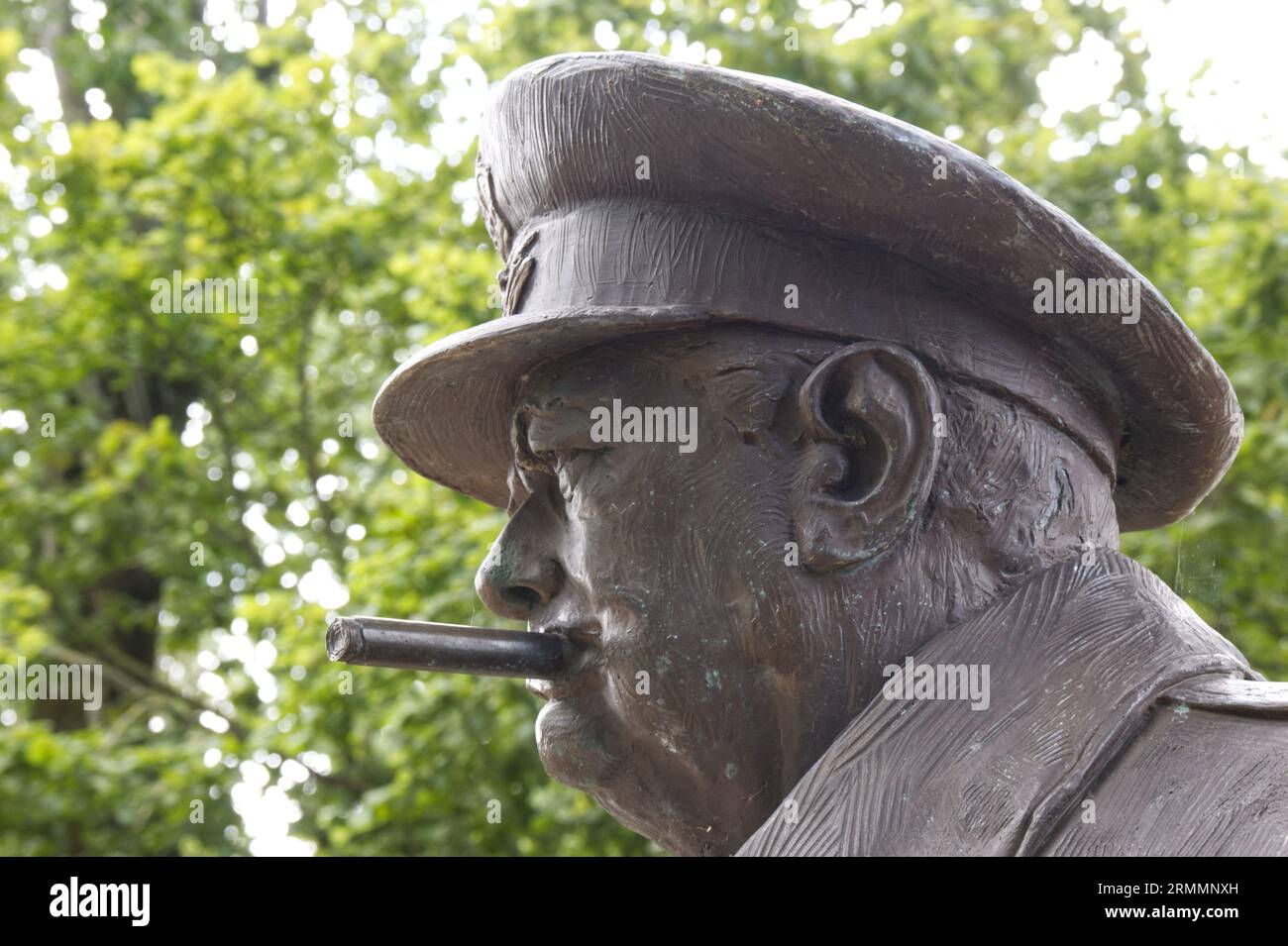 Nahaufnahme von Churchills Gesicht auf dem Denkmal für Charles de Gaulle und Winston Churchill in Calais, Frankreich Stockfoto