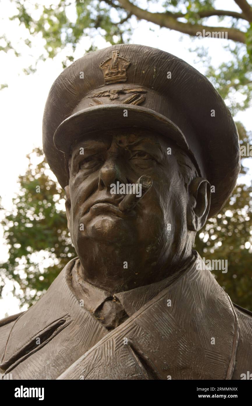 Nahaufnahme von Churchills Gesicht auf dem Denkmal für Charles de Gaulle und Winston Churchill in Calais, Frankreich Stockfoto