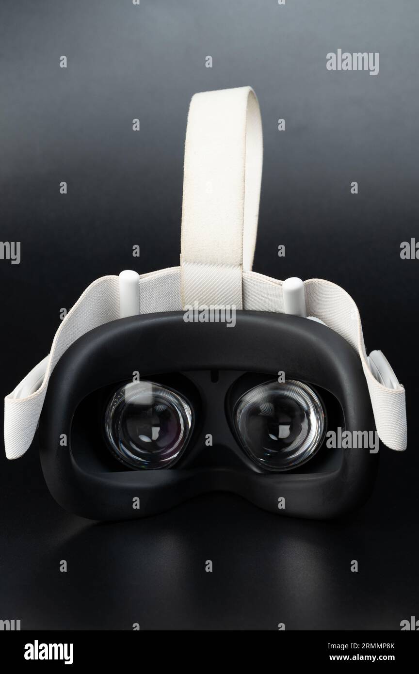 VR-Helm mit Objektiven Rückansicht isoliert auf schwarzem Studiohintergrund Stockfoto