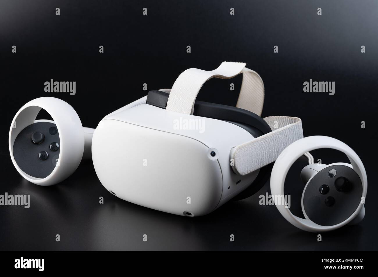 Schnurloses VR-Headset mit Joystick isoliert auf schwarzem Studiohintergrund Stockfoto