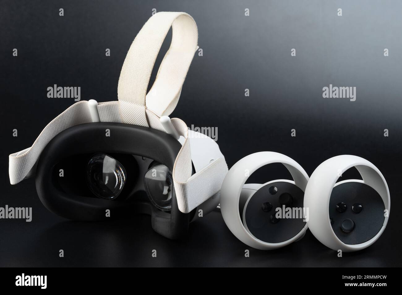 VR-Spiel-Headset mit Joystick-Kit isoliert auf Blackstudio-Hintergrund Stockfoto