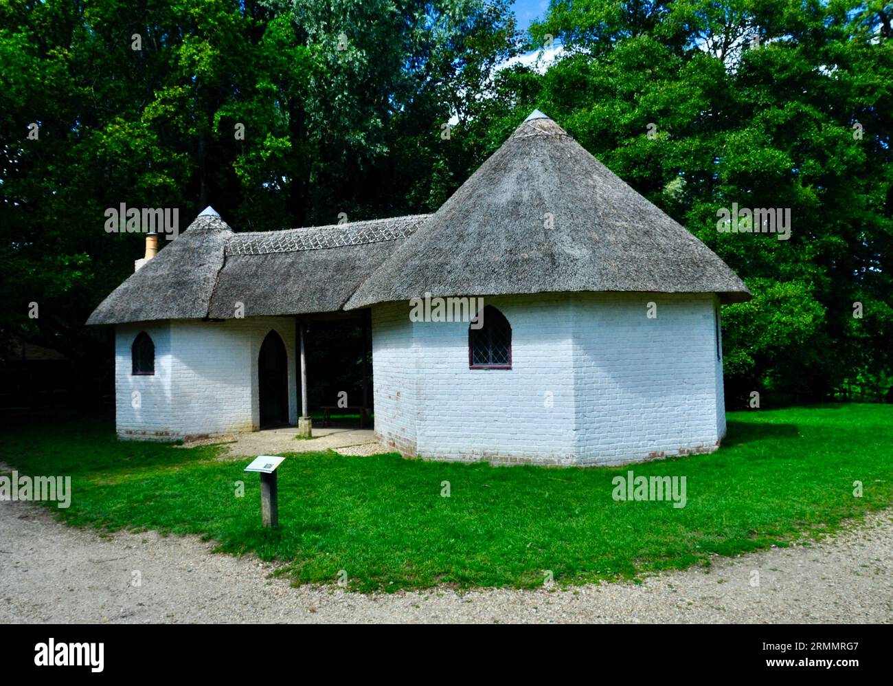 Die hübsche Ziermilch befand sich ursprünglich auf dem Anwesen des Eastwick Park – Weald and Downland Museum, Singleton, in der Nähe von Chichester, West Sussex. Stockfoto