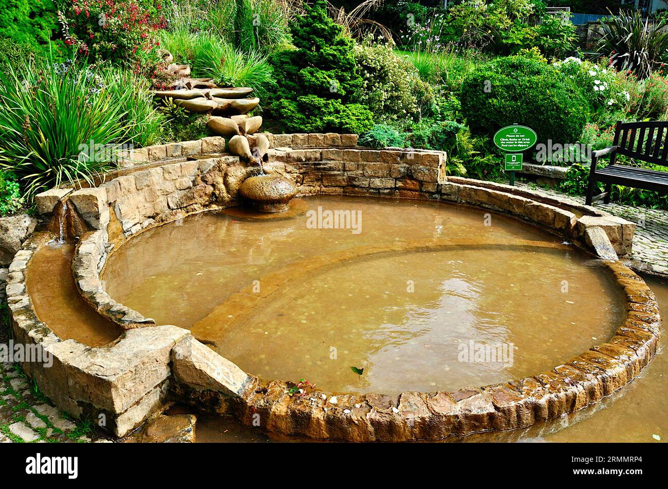 Chalice Well Gardens, Glastonbury, Somerset, England, Großbritannien - The Vesica Pool Stockfoto