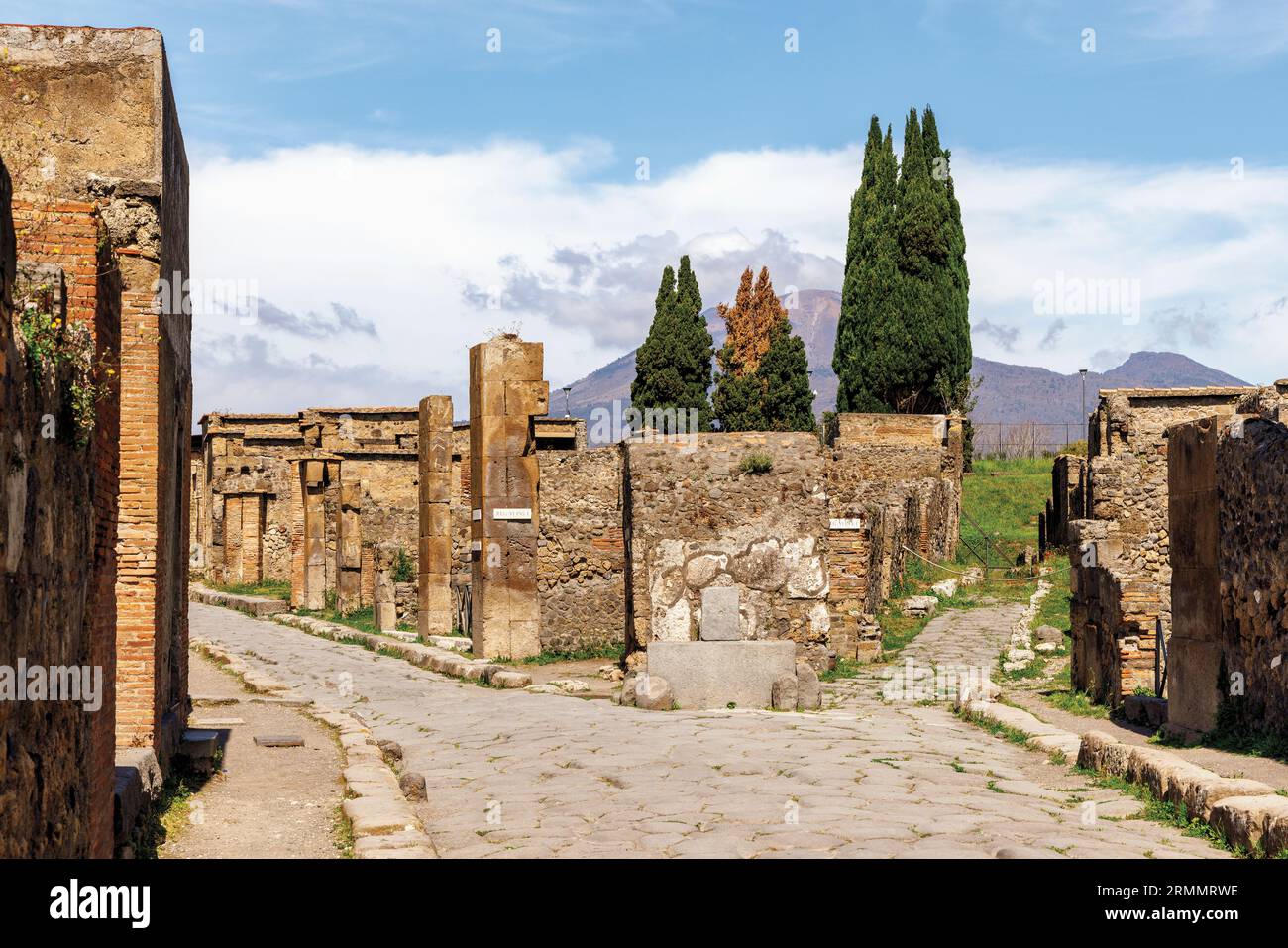 Archäologische Stätte Pompeji, Kampanien, Italien. Ausgegrabene Straßen. Vesuv im Hintergrund. Pompeji, Herculaneum und Torre Annunziata sind colle Stockfoto
