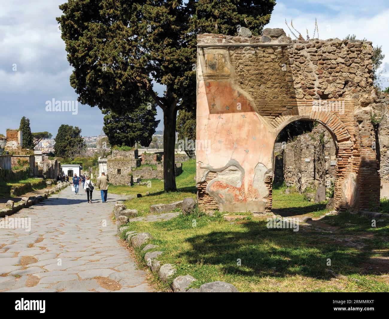 Archäologische Stätte Pompeji, Kampanien, Italien. Die Nekropolis von Porta Ercolano. Pompeji, Herculaneum und Torre Annunziata sind kollektiv als solche bezeichnet Stockfoto