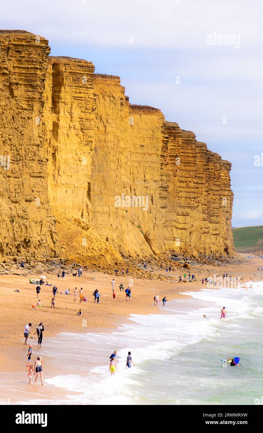 Coastal Erosion UK; aktuelle Klippenfälle in West Bay Dorset, Strand und Klippen und Menschen am Strand im Sommer; West Bay, Dorset UK Stockfoto