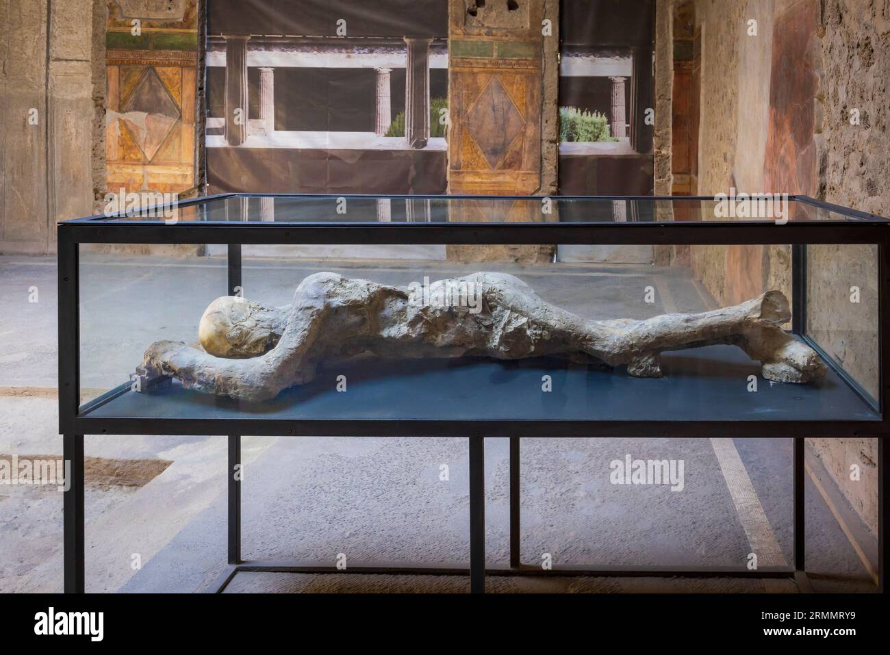 Archäologische Stätte Pompeji, Kampanien, Italien. Gipsabguss eines Bürgers, der bei der Eruption des Vesuvs im Jahr 79 n. Chr. starb. Villa der Mysterien. Villa d Stockfoto