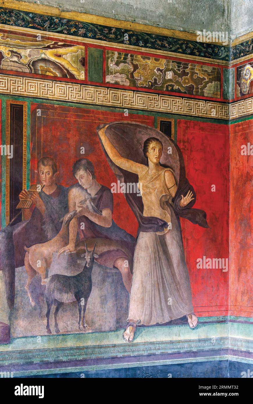 Archäologische Stätte Pompeji, Kampanien, Italien. Paniskoi, mythologische Figuren, die im Wald lebten, saugen ein Kind und spielen Musik, während auf der rechten Seite Stockfoto