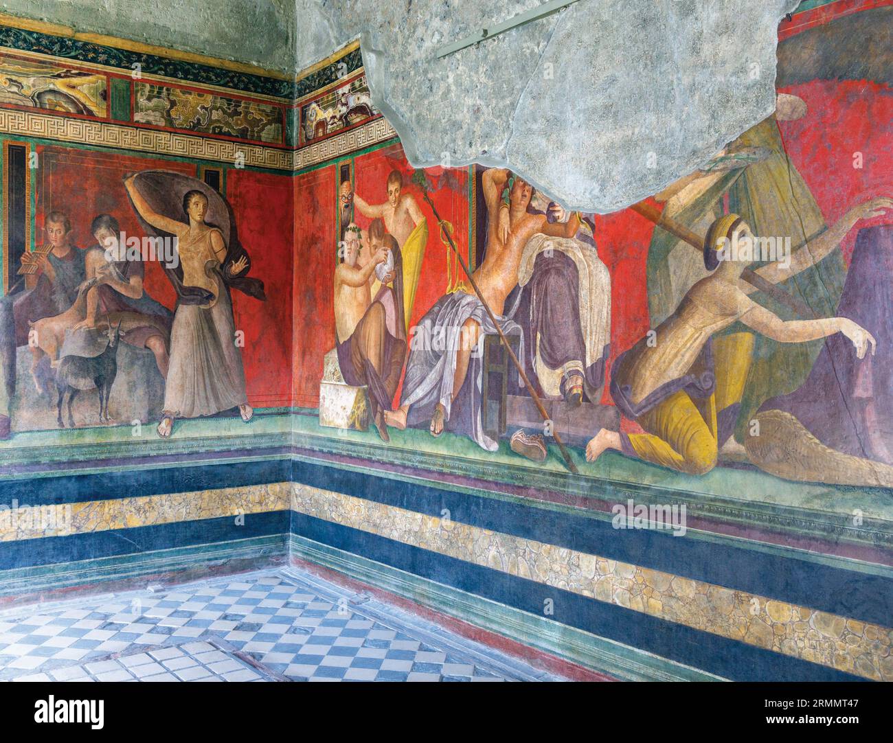 Archäologische Stätte Pompeji, Kampanien, Italien. Von links nach rechts. Paniskoi, mythologische Figuren, die im Wald lebten, saugen ein Kind und spielen Musik, wirbeln Stockfoto