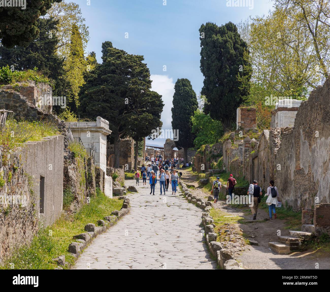 Archäologische Stätte Pompeji, Kampanien, Italien. Straßenszene mit Besuchern. Pompeji, Herculaneum und Torre Annunziata werden gemeinsam als U bezeichnet Stockfoto