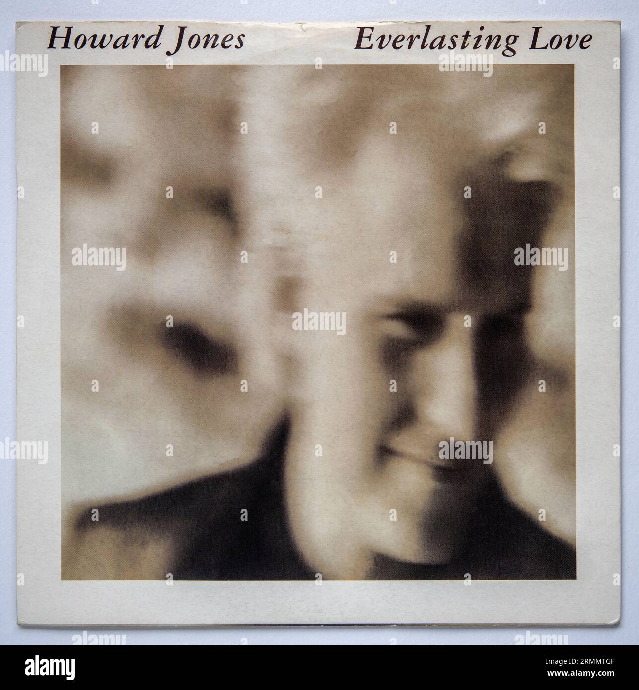Titelbild der Sieben-Zoll-Vinyl-Version von Everlasting Love von Howard Jones, die 1989 veröffentlicht wurde Stockfoto