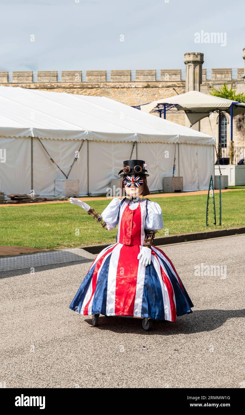 Robot Steampunk Lady in union Flag Kleid und Hut, Lincoln Castle Grounds, Lincoln Steampunk Weekend 2023, Lincoln City, Lincolnshire, England, UK Stockfoto