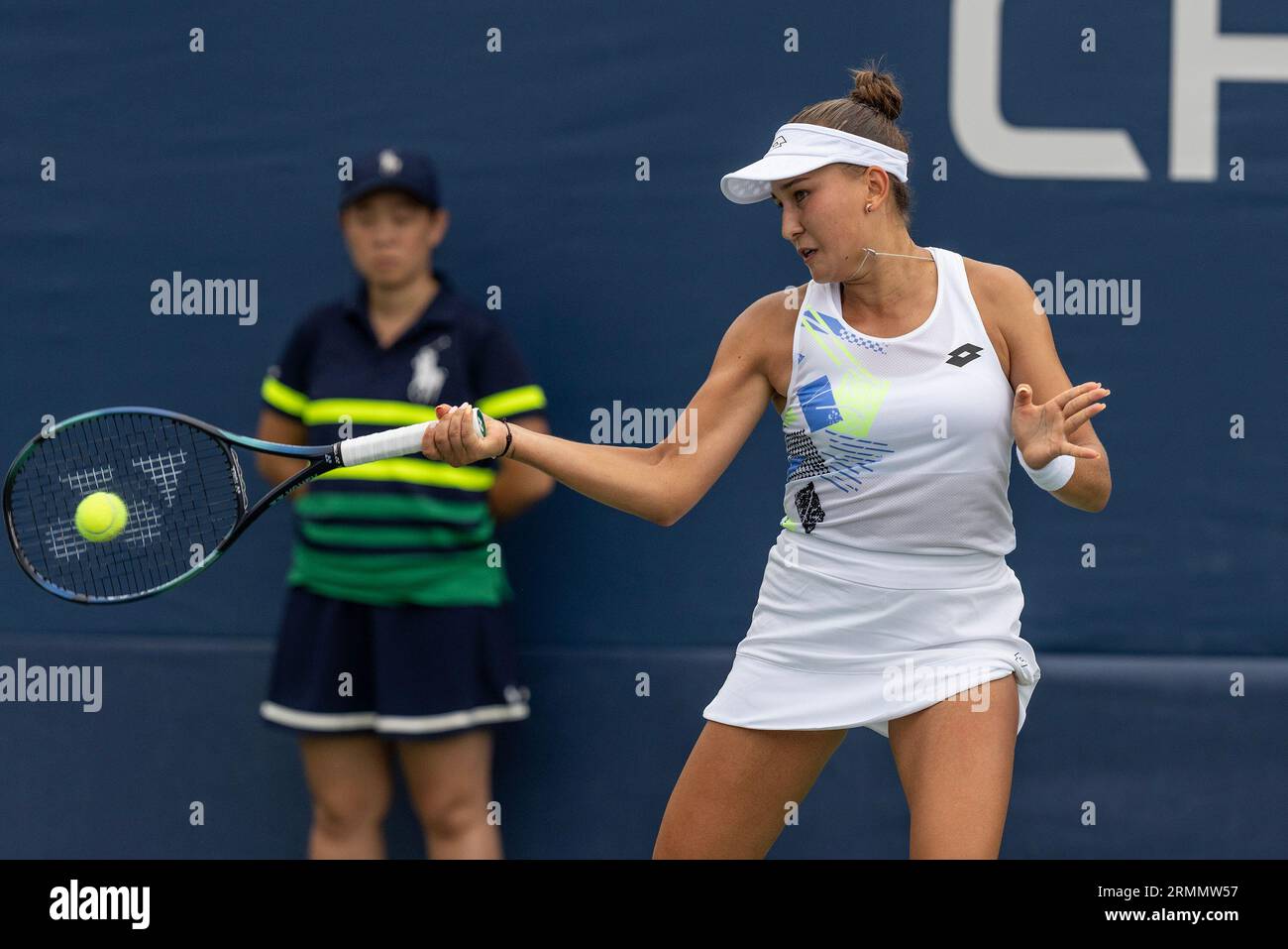 New York, New York, USA. 28. August 2023. Kamilla Rakhimova kehrt im Spiel gegen Belinda Bencic aus der Schweiz bei den US Open Championships im Billie Jean King Tennis Center in New York ON zurück. Bencic siegte in der Reihe. (Bild: © Lev Radin/Pacific Press via ZUMA Press Wire) NUR REDAKTIONELLE VERWENDUNG! Nicht für kommerzielle ZWECKE! Stockfoto