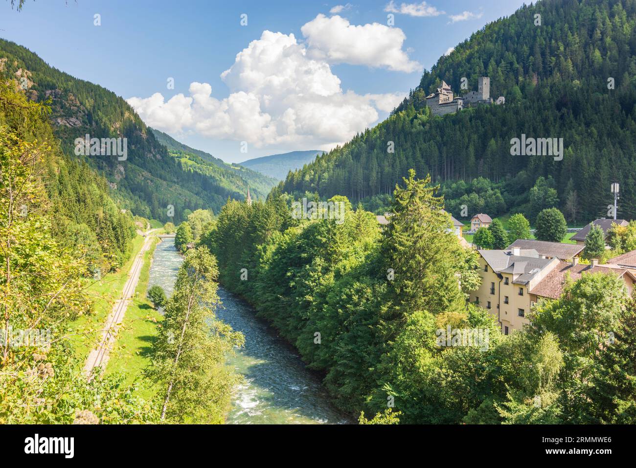 Ramingstein: Dorf Ramingstein, Schloss Finstergrün, Mur in Lungau, Salzburg, Österreich Stockfoto