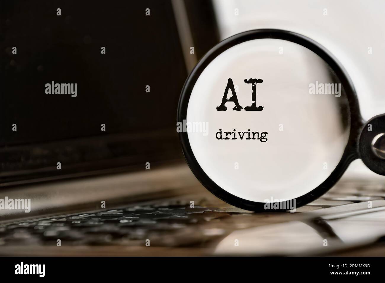 KI-Fahrtechnik mit Laptop, Text und Lupe demonstriert. Eingabeaufforderung und Kennzahl. Chatten Sie mit künstlicher Intelligenz. Stockfoto