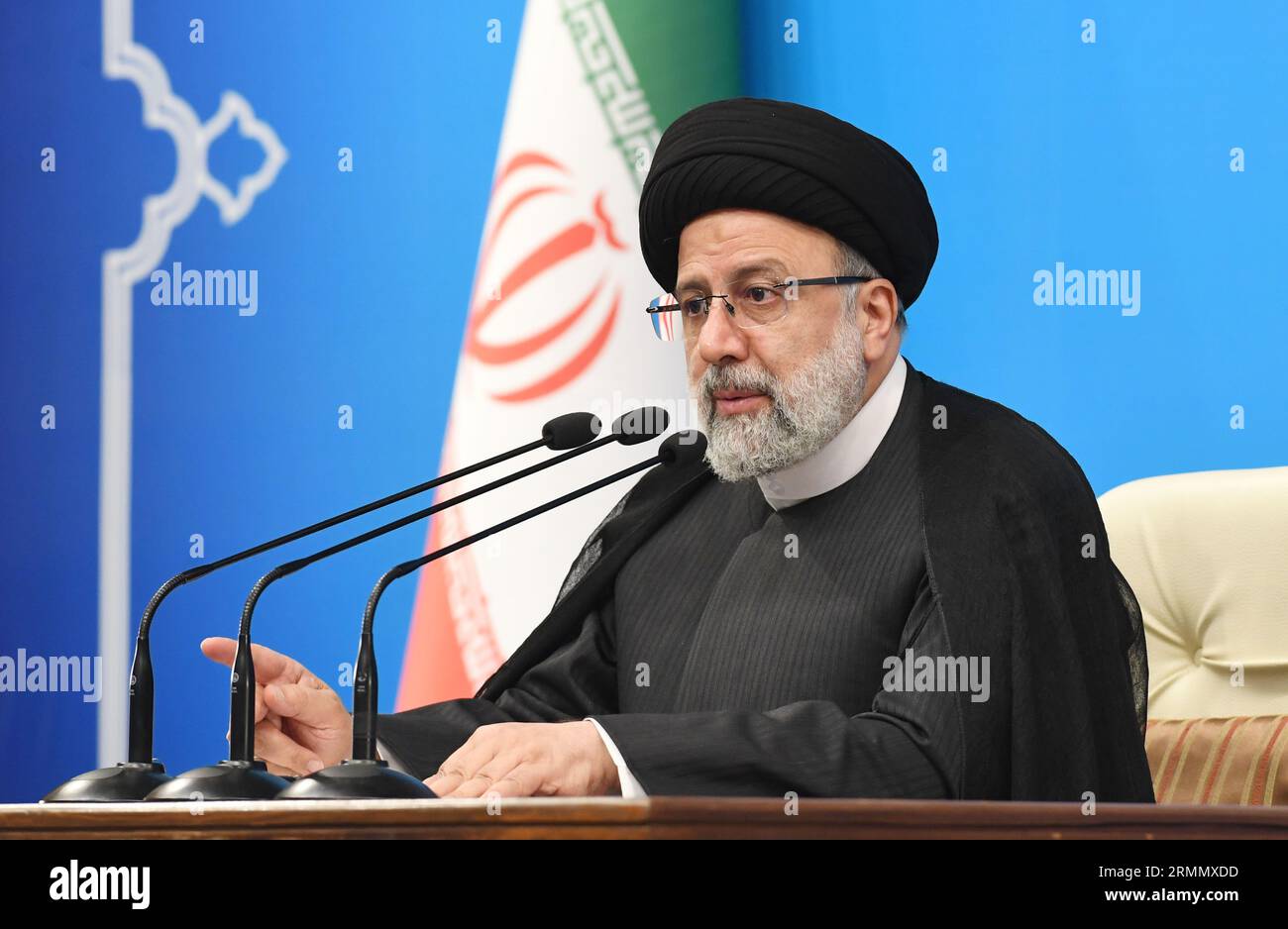 Teheran, Iran. 29. August 2023. Der iranische Präsident Ebrahim Raisi spricht während einer Pressekonferenz in Teheran, Iran, am 29. August 2023. Quelle: Shadati/Xinhua/Alamy Live News Stockfoto