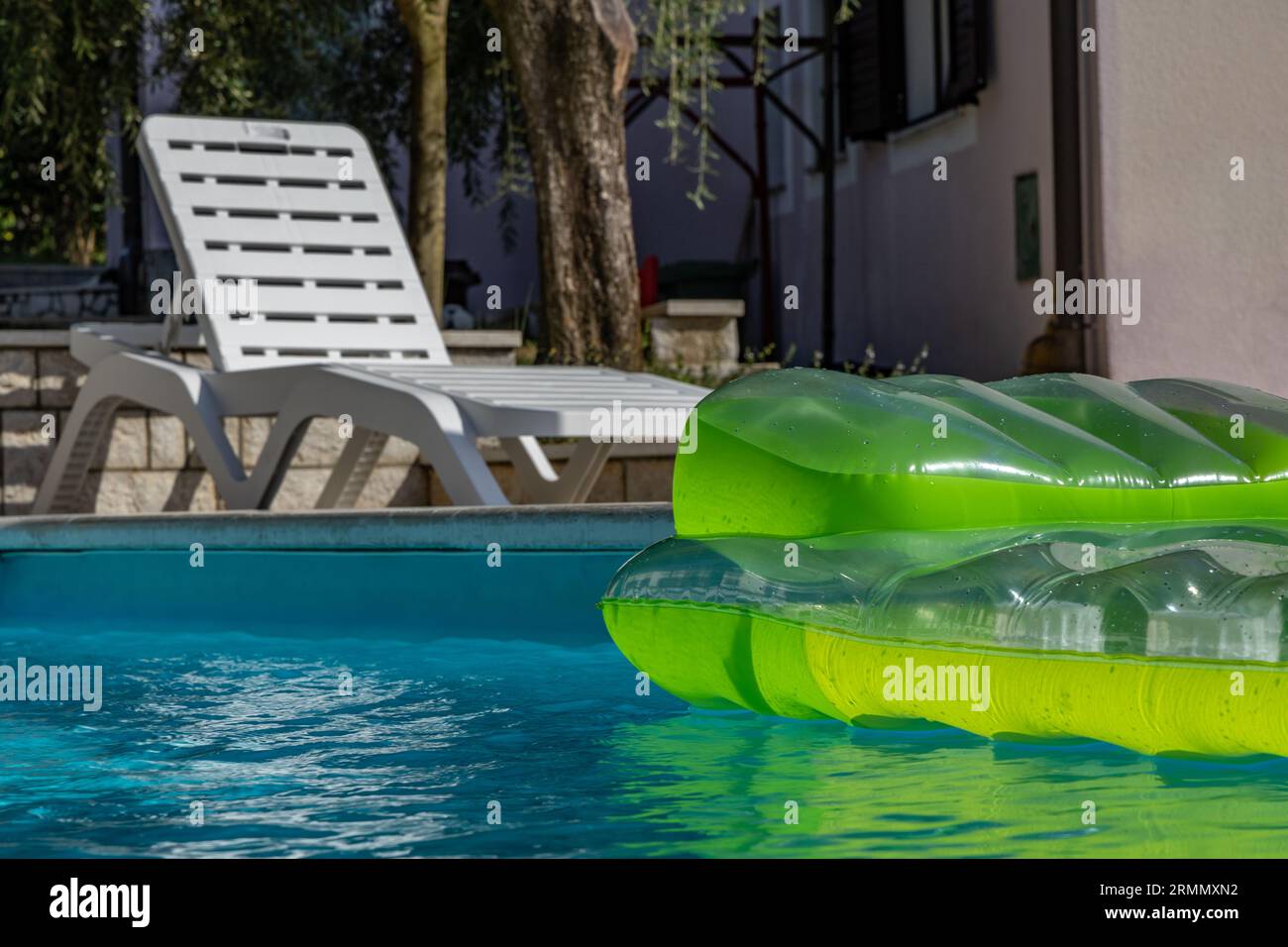 Ruhen Sie sich am Pool auf der aufblasbaren Matratze auf dem Wasser in Kroatien Stockfoto