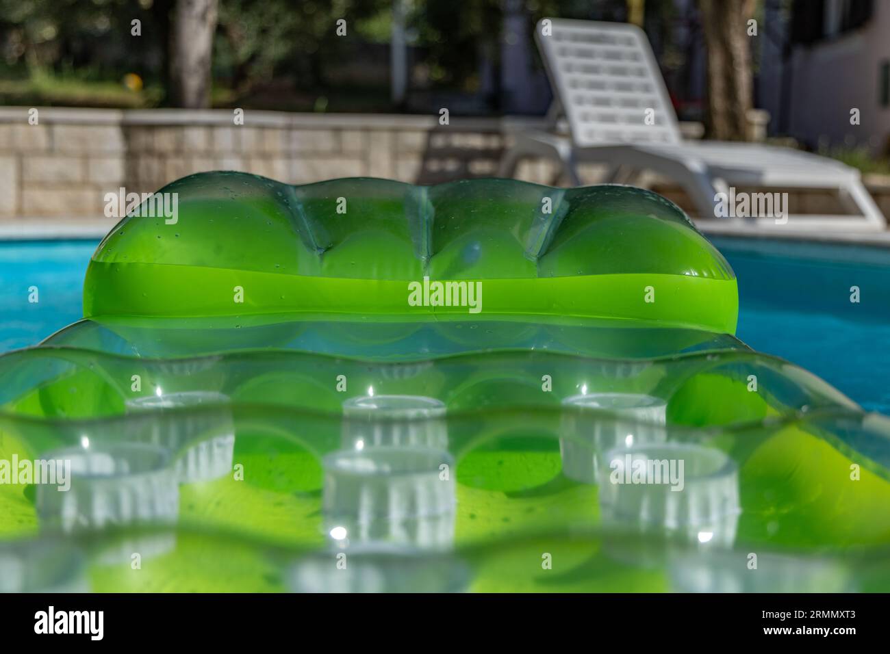 Ruhen Sie sich am Pool auf der aufblasbaren Matratze auf dem Wasser in Kroatien Stockfoto