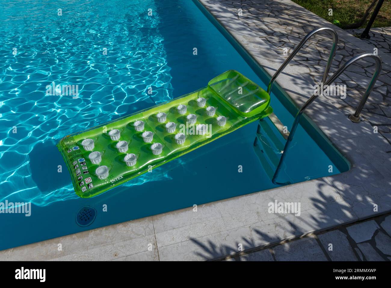 Ruhen Sie sich am Pool auf der aufblasbaren Matratze auf dem Wasser in Kroatien Stockfoto