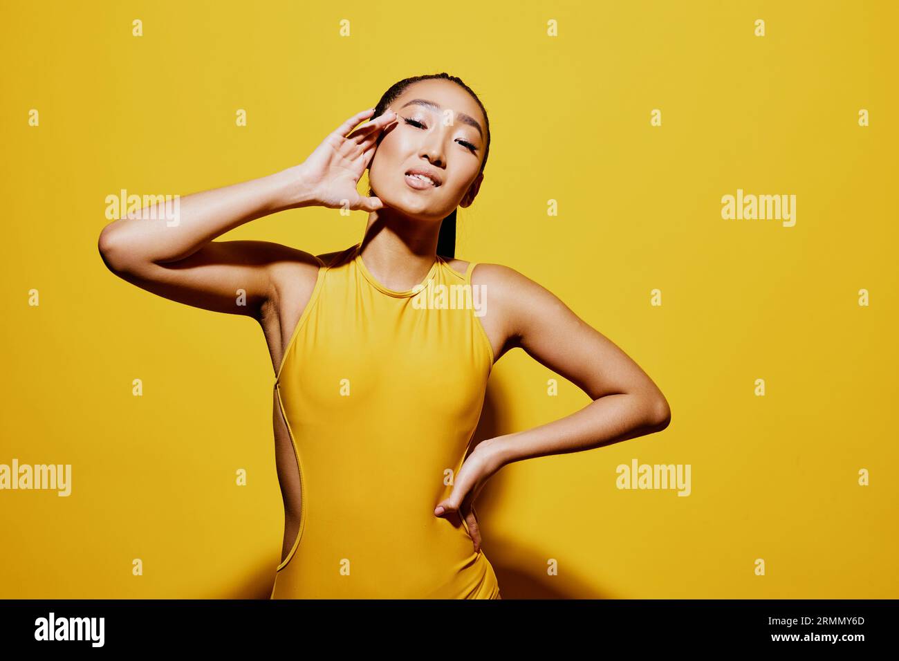 Mode Frau Schönheit Trendy Smile Badeanzug gelb Portrait Stockfoto