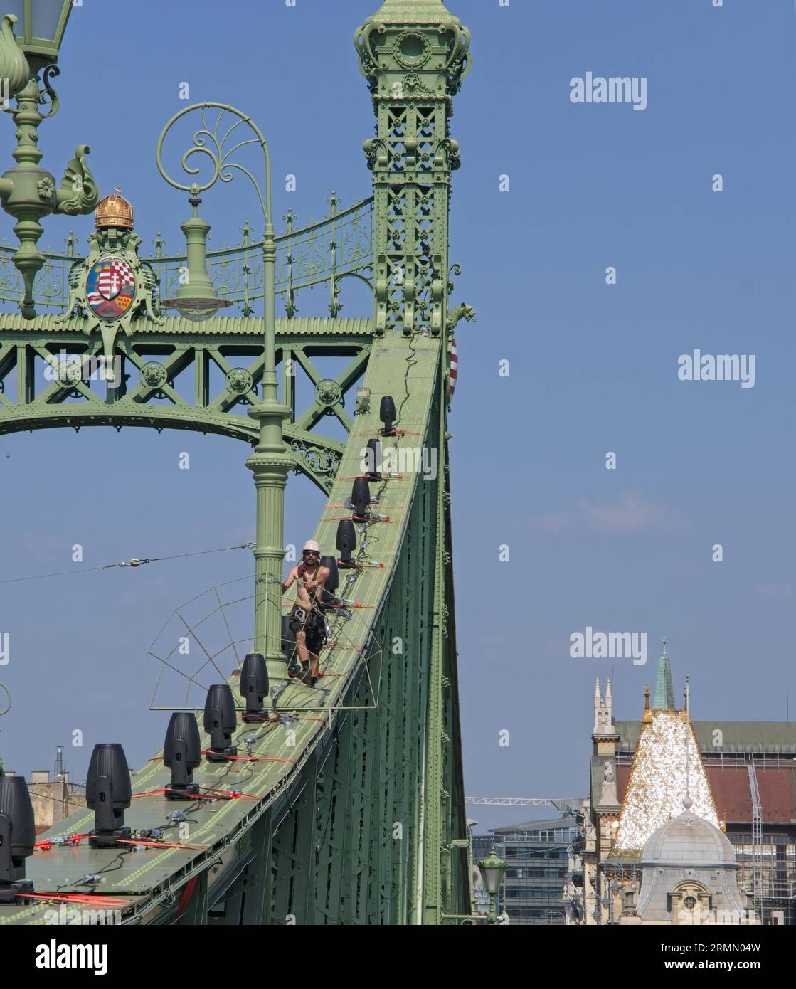 Budapest, Ungarn - 21. August 2023: Ein Spaziergang im Zentrum der Stadt Budapest in Ungarn an einem sonnigen Sommertag. Szabadsag-Brücke. Selektiver Fokus. Stockfoto