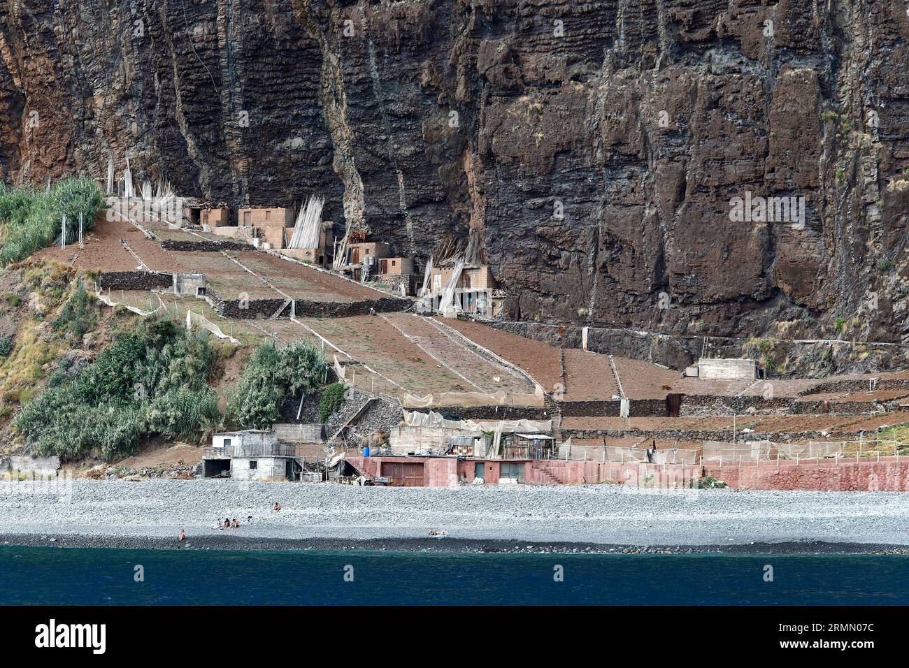Ein Stück der Südküste Madeiras mit seinen vulkanischen Felsen Stockfoto