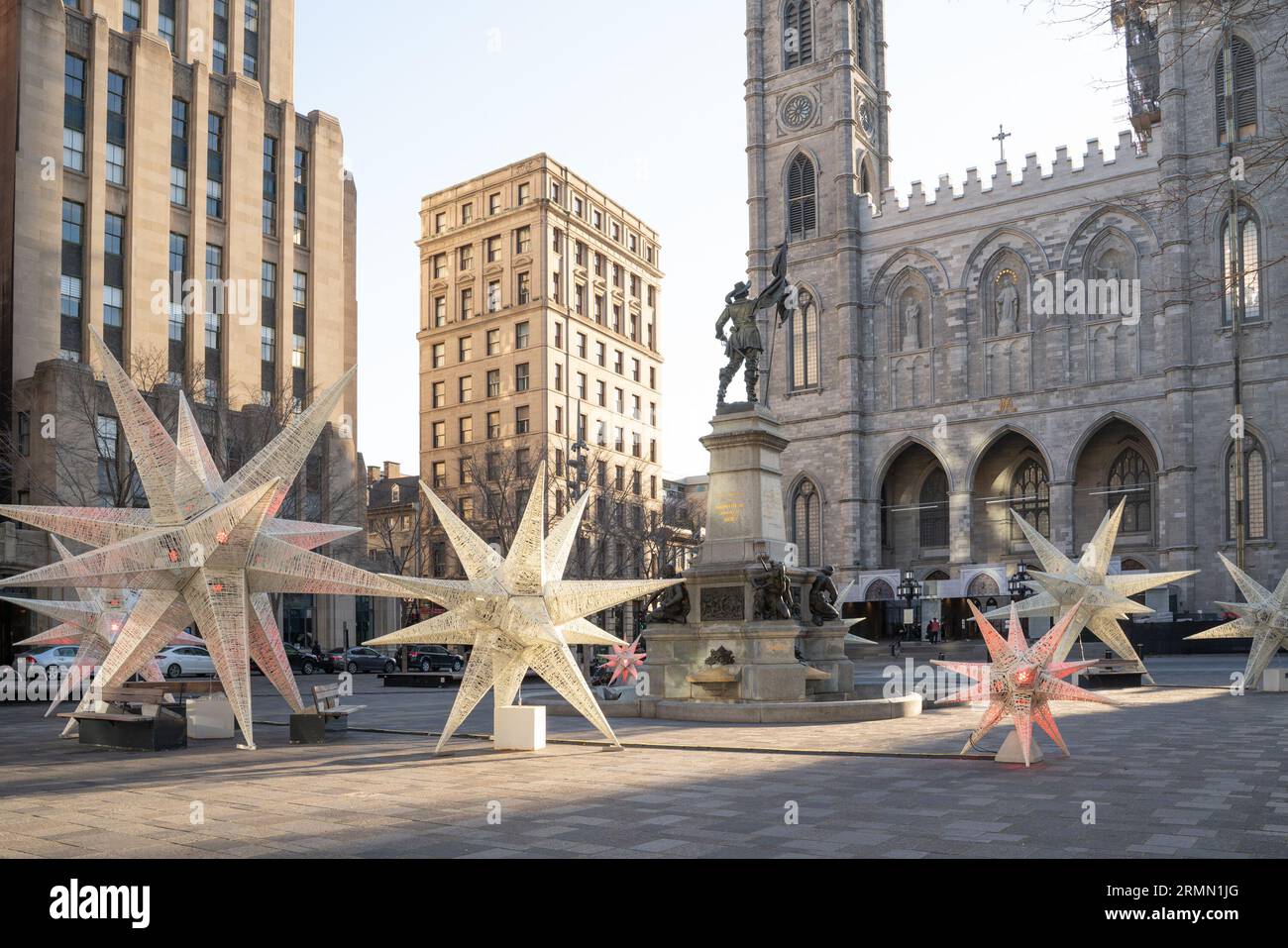 Old Montreal, Place d'Armes mit Basilika Notre Dame im Hintergrund mit Weihnachtsdekorationen. Stockfoto