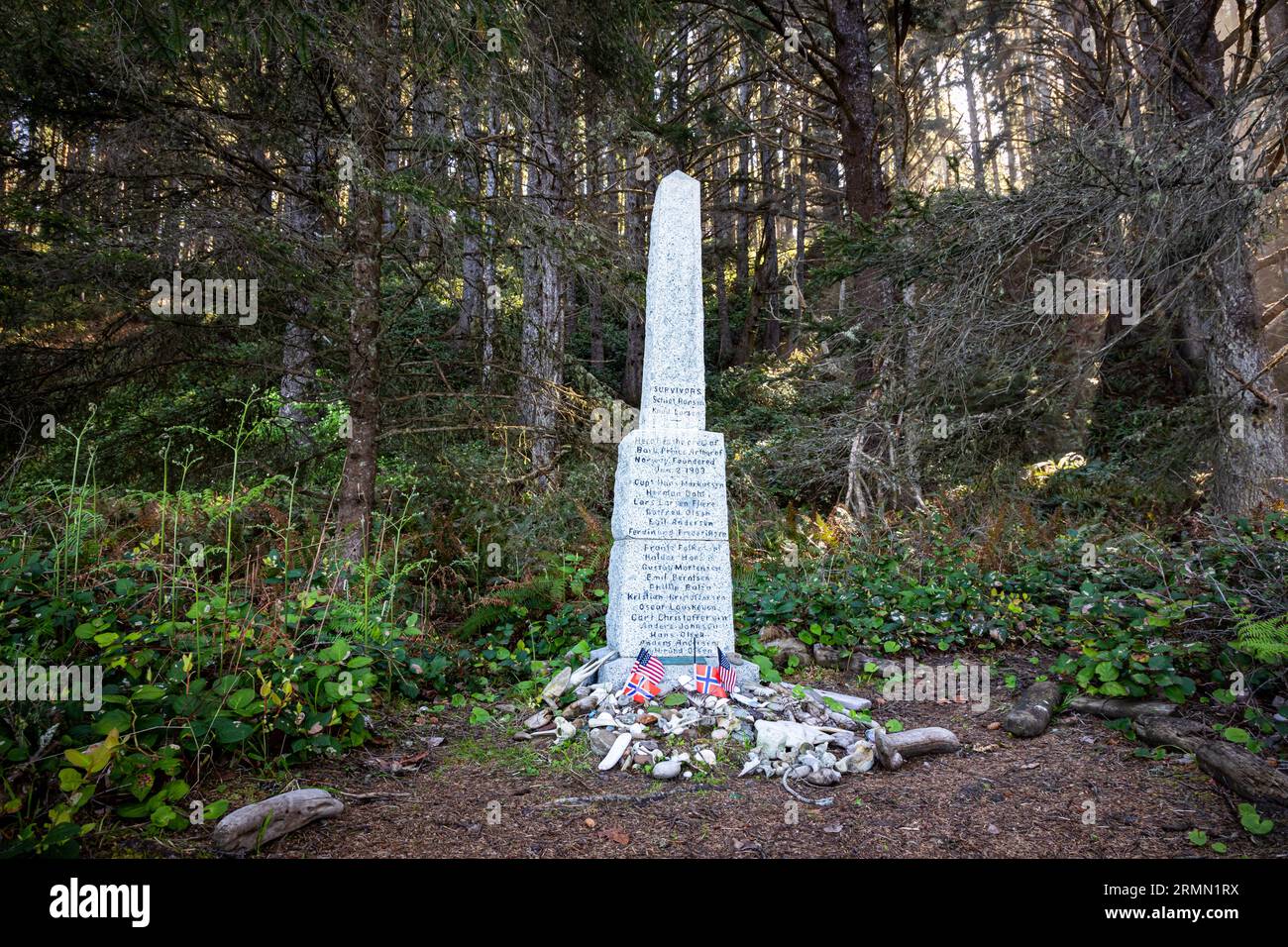 WA23534-00...WASHINGTON - das norwegische Denkmal, das zum Gedenken an die Crew geschaffen wurde, die 1903 bei einem Schiffbruch verloren ging und heute Teil des Olympic National Park ist. Stockfoto