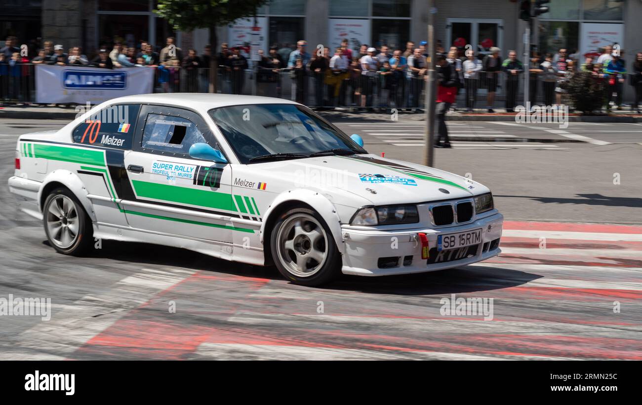 Marosvasarhely/Transylvania - 23. Juni 2018: BMW 325 zeigt eine Driftshow während der Super Rally Trofeul Targu Mures. Stockfoto