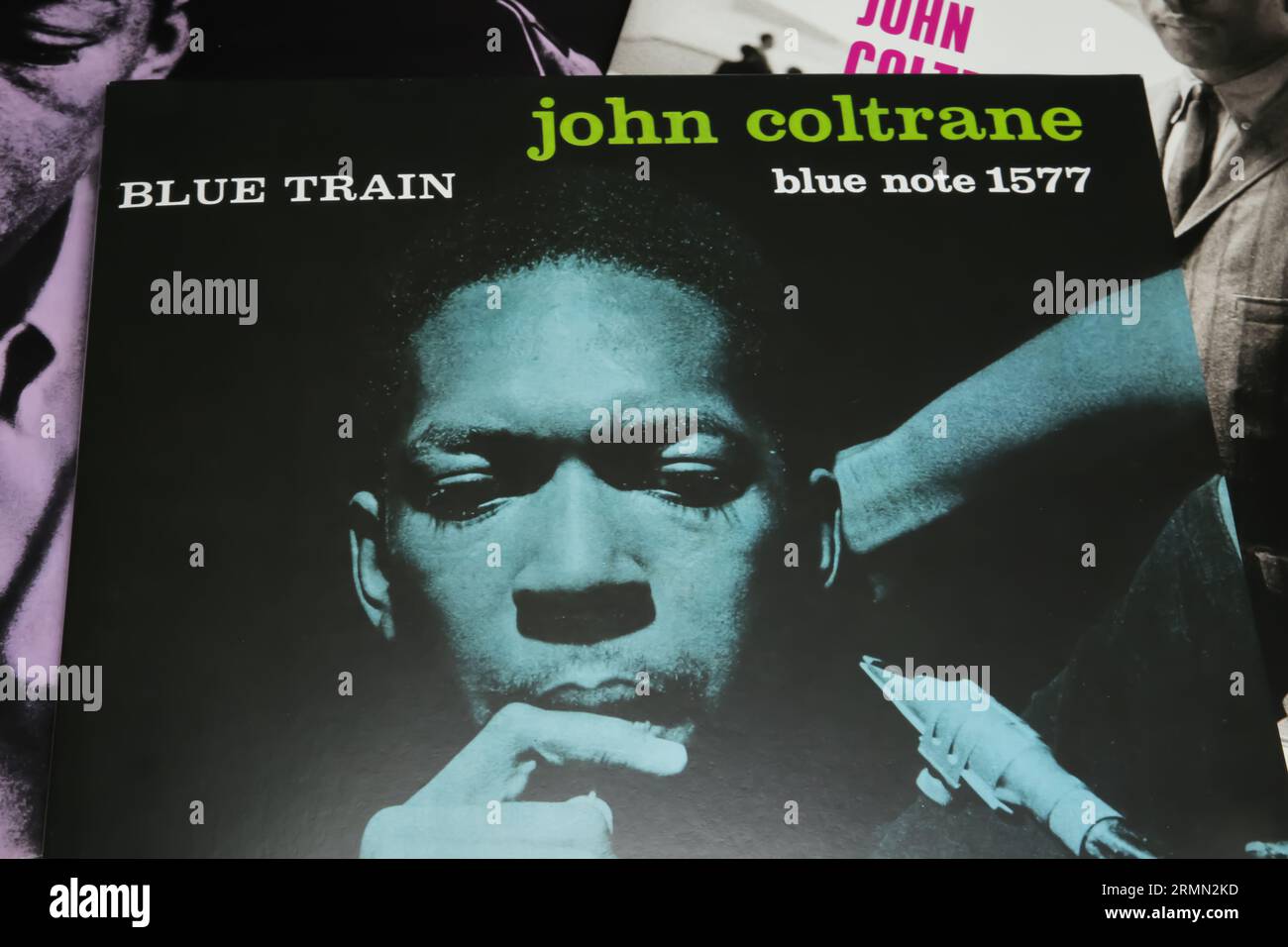 Viersen, Deutschland - 9. Juli. 2023: Close-up von John Coltrane Vinyl-Jazz-Cover Blue Train von 1957 Stockfoto