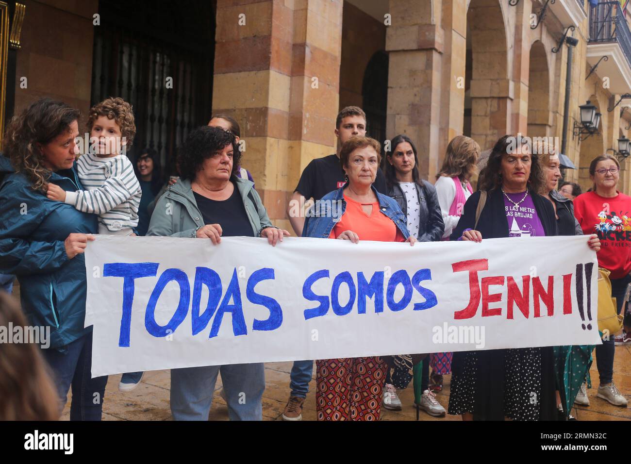 Oviedo, Spanien. 25. August 2023. Mehrere Frauen tragen das Banner „We Are All Jenni“ während der Rallye gegen Luis Rubiales in Oviedo, Spanien, am 25. August 2023. Luis Rubiales, der Präsident des spanischen Fußballverbands (RFEF), erhält Disziplinarverfahren vom FIFA-Disziplinarkomitee nach seinem unaufgeforderten Kuss auf die Lippen des Frauen-WM-Siegers Jenni Hermoso. (Foto: Alberto Brevers/Pacific Press/SIPA USA) Credit: SIPA USA/Alamy Live News Stockfoto